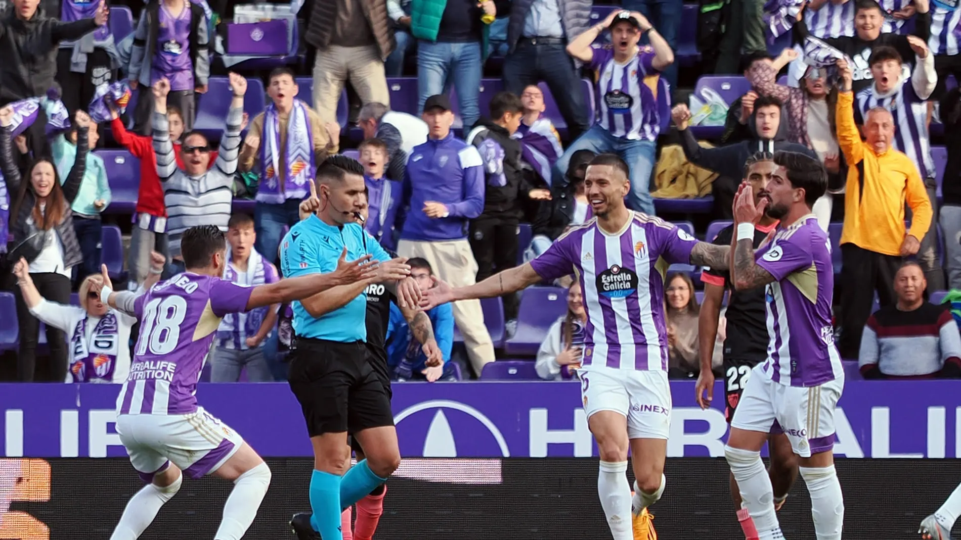 Los futbolistas del Valladolid protestan al árbitro Ortiz Arias