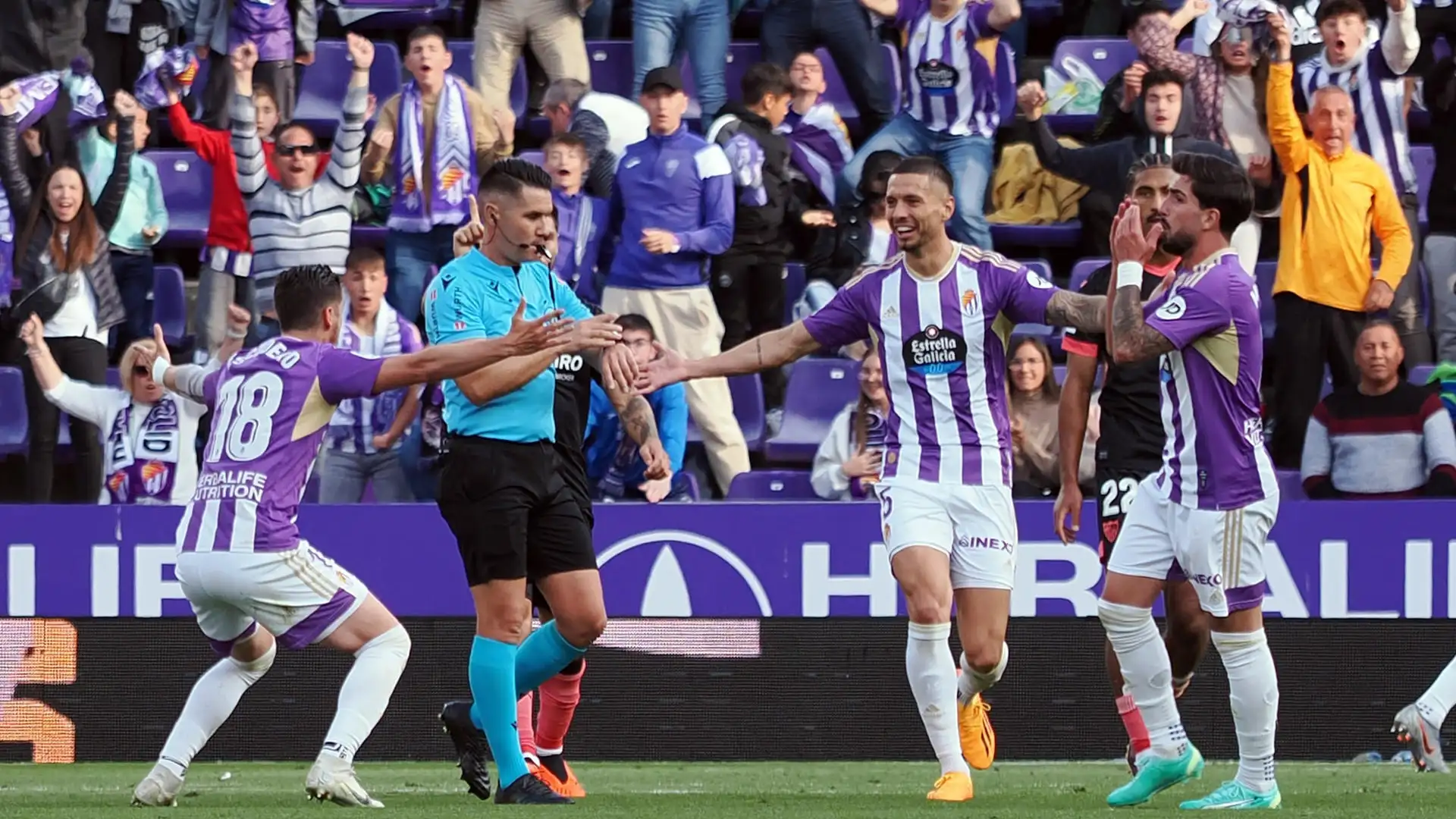 Los futbolistas del Valladolid protestan al árbitro Ortiz Arias Los futbolistas del Valladolid protestan al árbitro Ortiz Arias