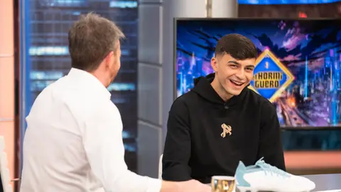 'El Hormiguero' cumple el sueño de Pedri... ¡convirtiéndole en Iniesta!: "Está guapo" 'El Hormiguero' cumple el sueño de Pedri... ¡convirtiéndole en Iniesta!: "Está guapo"
