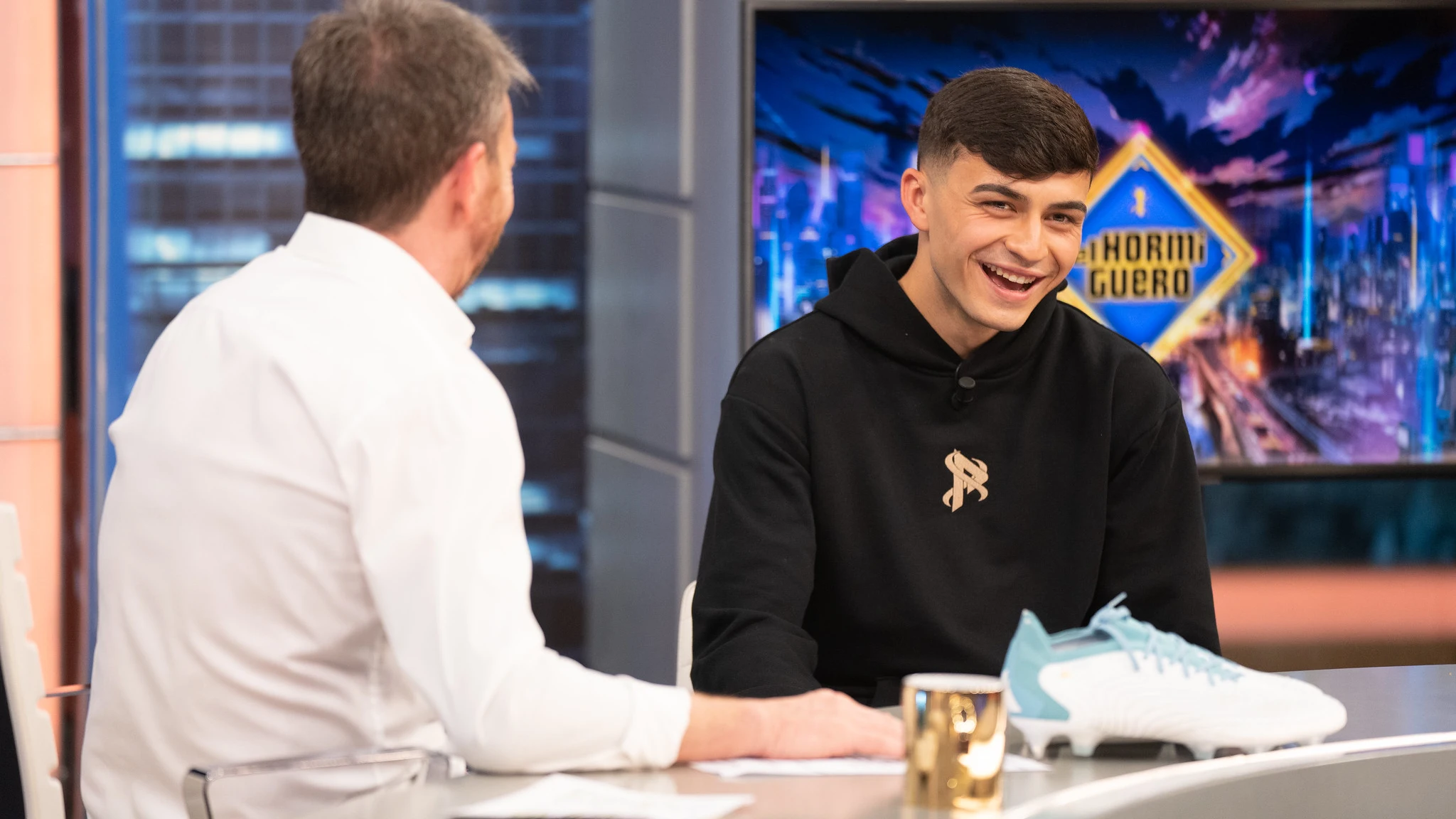 'El Hormiguero' cumple el sueño de Pedri... ¡convirtiéndole en Iniesta!: "Está guapo" 'El Hormiguero' cumple el sueño de Pedri... ¡convirtiéndole en Iniesta!: "Está guapo"