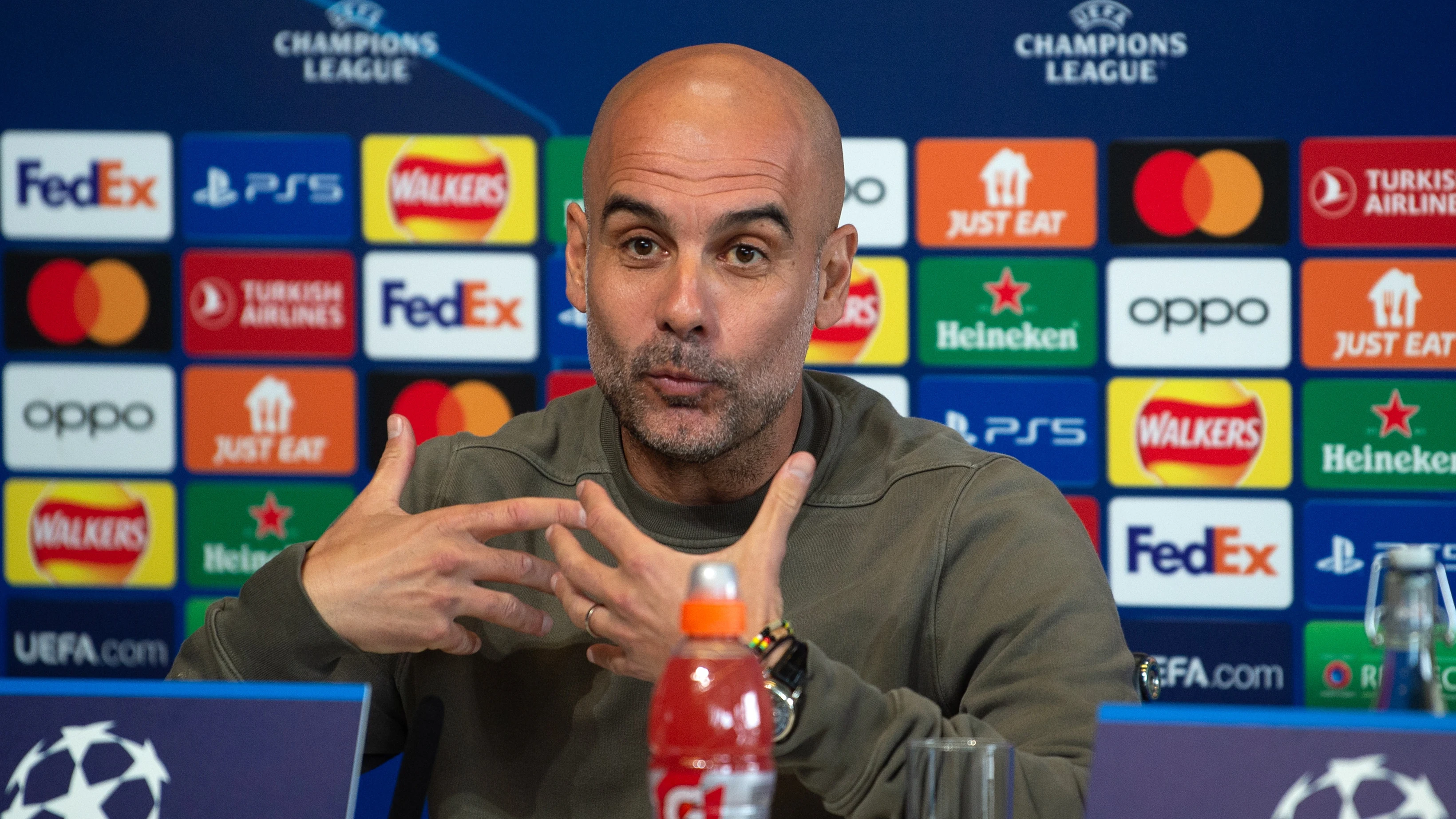 Pep Guardiola atiende a los medios en Manchester
