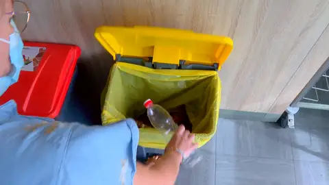 Separar los envases y reciclarlos, un gesto que parece insignificante pero con el que podemos salvar el planeta Separar los envases y reciclarlos, un gesto que parece insignificante pero con el que podemos salvar el planeta