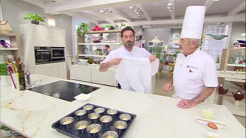 Introduce cada porción en su molde Introduce cada porción en su molde