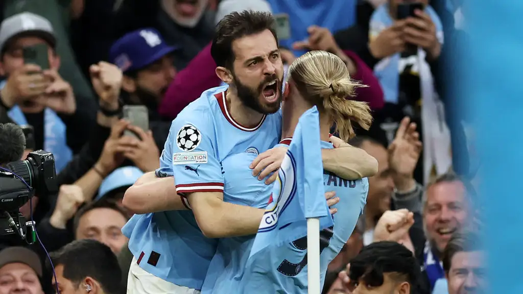Bernardo Silva se abraza a Haaland tras su segundo gol Bernardo Silva se abraza a Haaland tras su segundo gol