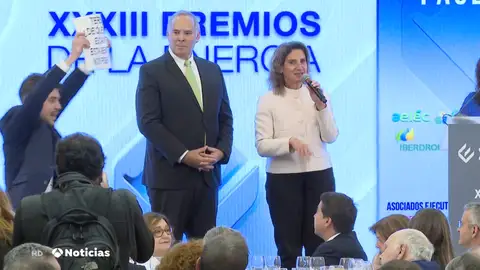 Ecologistas de Greenpeace intentan boicotear un acto de la ministra Teresa Ribera Ecologistas de Greenpeace intentan boicotear un acto de la ministra Teresa Ribera