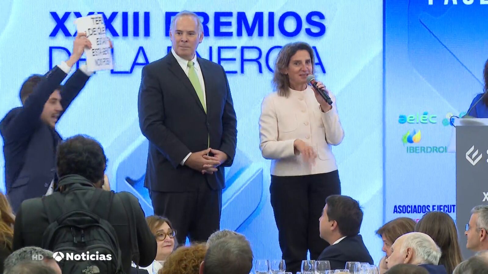 Ecologistas de Greenpeace intentan boicotear un acto de la ministra Teresa Ribera: 