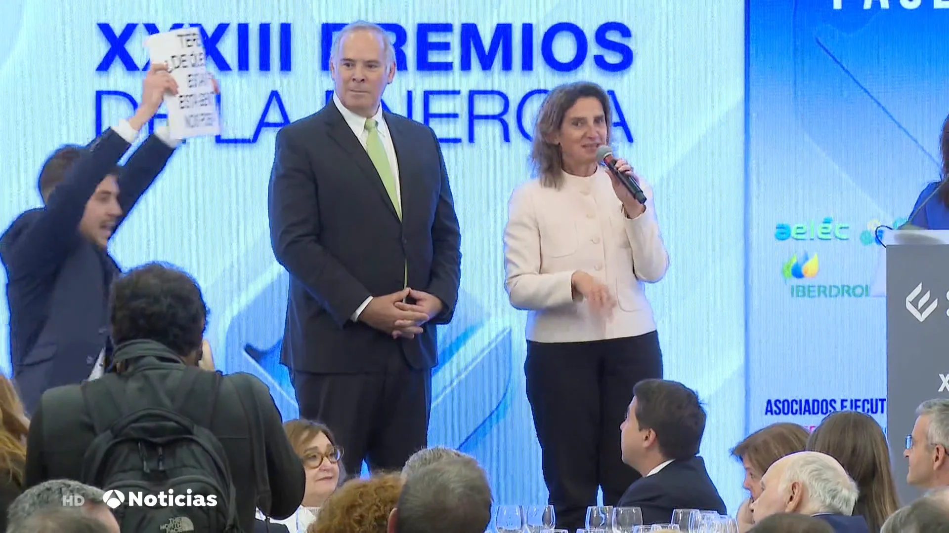 Ecologistas de Greenpeace intentan boicotear un acto de la ministra Teresa Ribera Ecologistas de Greenpeace intentan boicotear un acto de la ministra Teresa Ribera