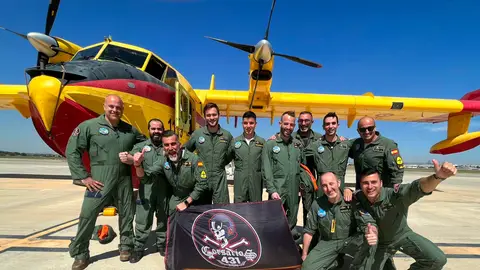 Miembros de la unidad militar después de un incendio Miembros de la unidad militar después de un incendio