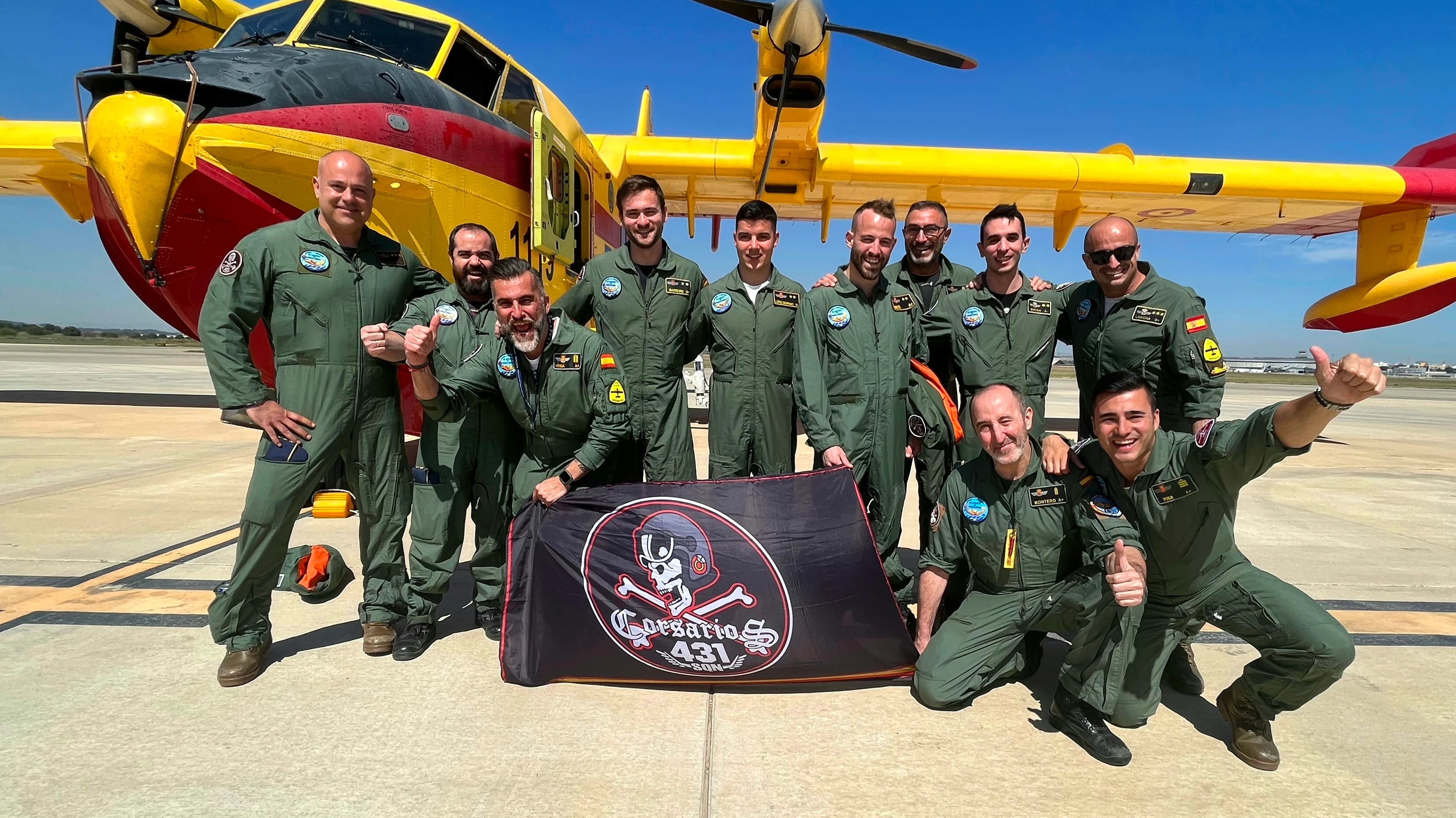 Miembros de la unidad militar despu&eacute;s de un incendio