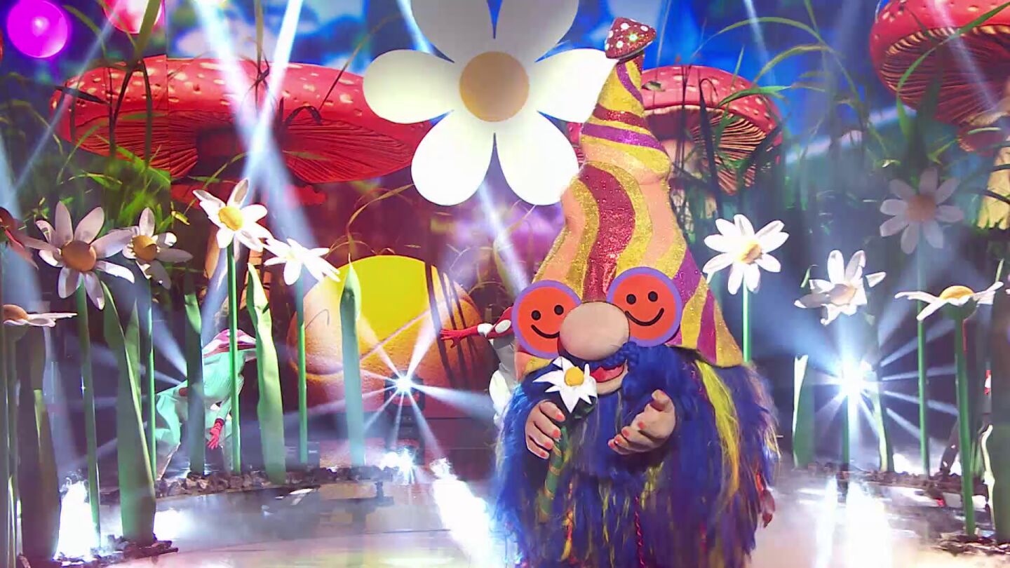 La fiesta de Gnomo con ‘Clavado en un bar’ de Maná en ‘Mask Singer’