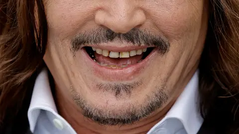 Johnny Depp reaparece en Cannes y sus dientes amarillos provocan muchos comentarios Johnny Depp reaparece en Cannes y sus dientes amarillos provocan muchos comentarios
