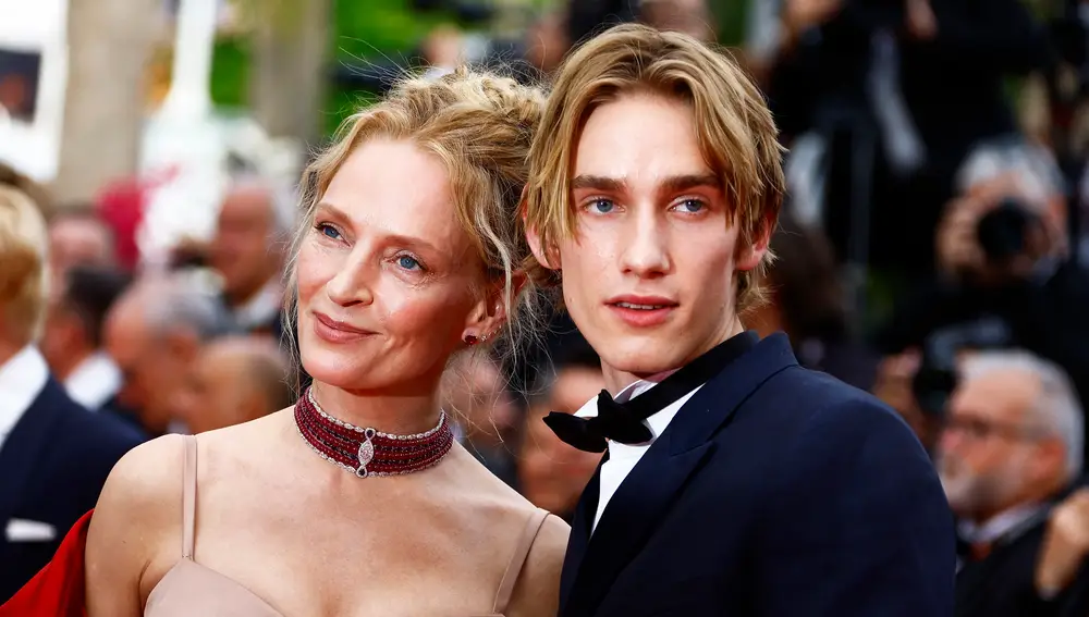 Uma Thurman con su hijo Levon en la alfombra roja de Cannes 2023