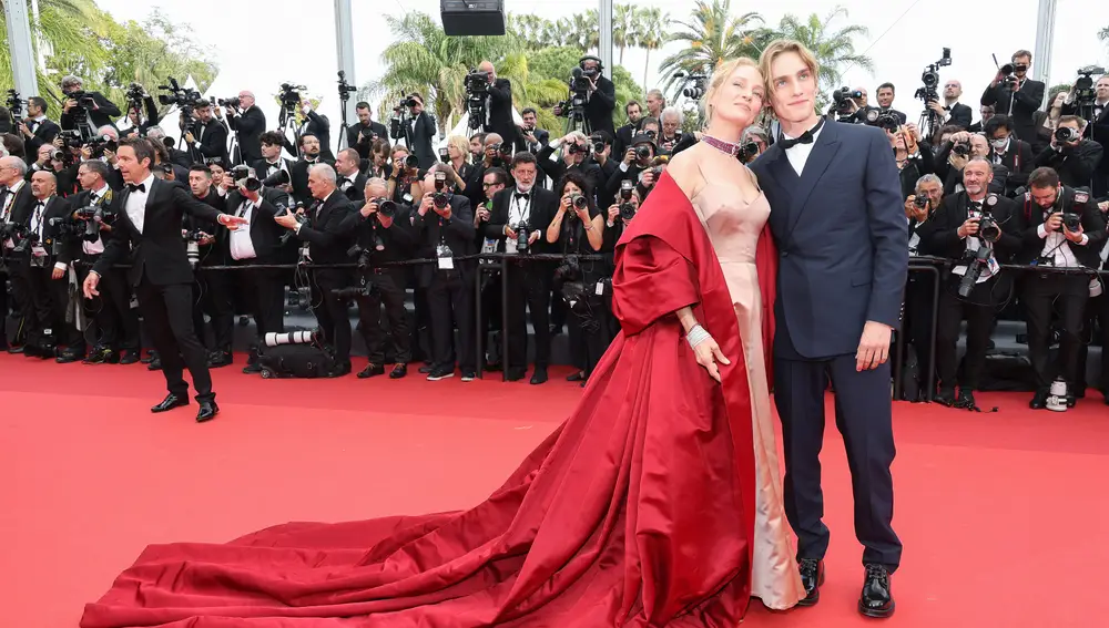 Uma Thurman con su hijo Levon en la alfombra roja de Cannes 2023