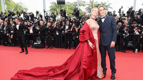 Uma Thurman con su hijo Levon en la alfombra roja de Cannes 2023 Uma Thurman con su hijo Levon en la alfombra roja de Cannes 2023