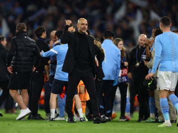 Pep Guardiola celebra el pase a la final de la Champions con sus jugadores