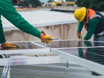 Técnicos instalando paneles fotovoltaicos