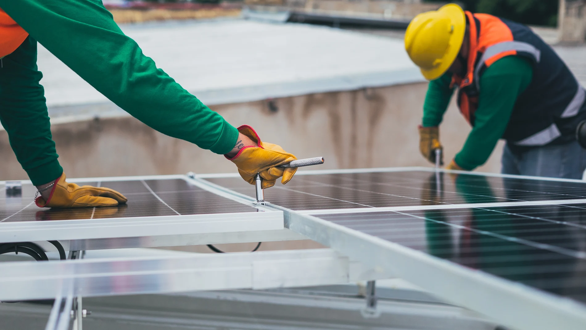 Técnicos instalando paneles fotovoltaicos