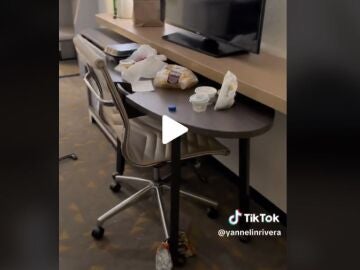 Una limpiadora denuncia en TikTok la basura con la que se encuentra en una habitación de hotel