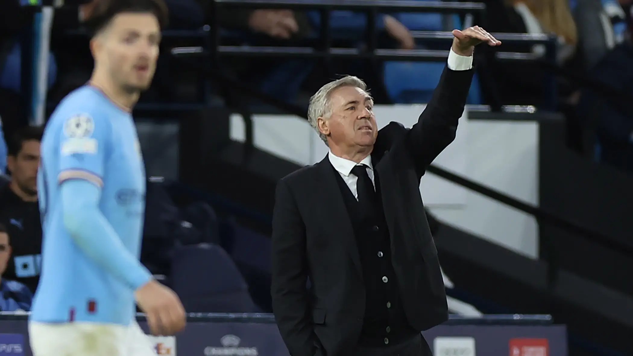 Carlo Ancelotti da instrucciones a sus jugadores en la banda del Etihad Stadium