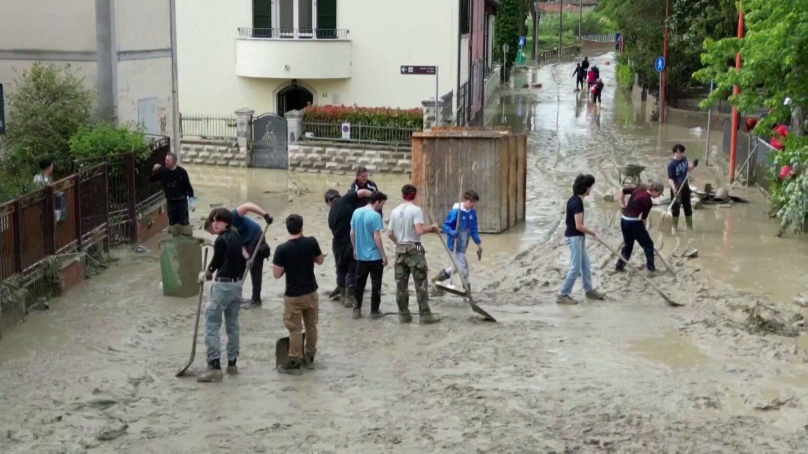 Peligroso rescate a una mujer embarazada que quedó atrapada por las inundaciones en Italia
