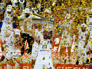 Sergio Llull levanta la Euroliga tras vencer 79-78 a Olympiacos Sergio Llull levanta la Euroliga tras vencer 79-78 a Olympiacos