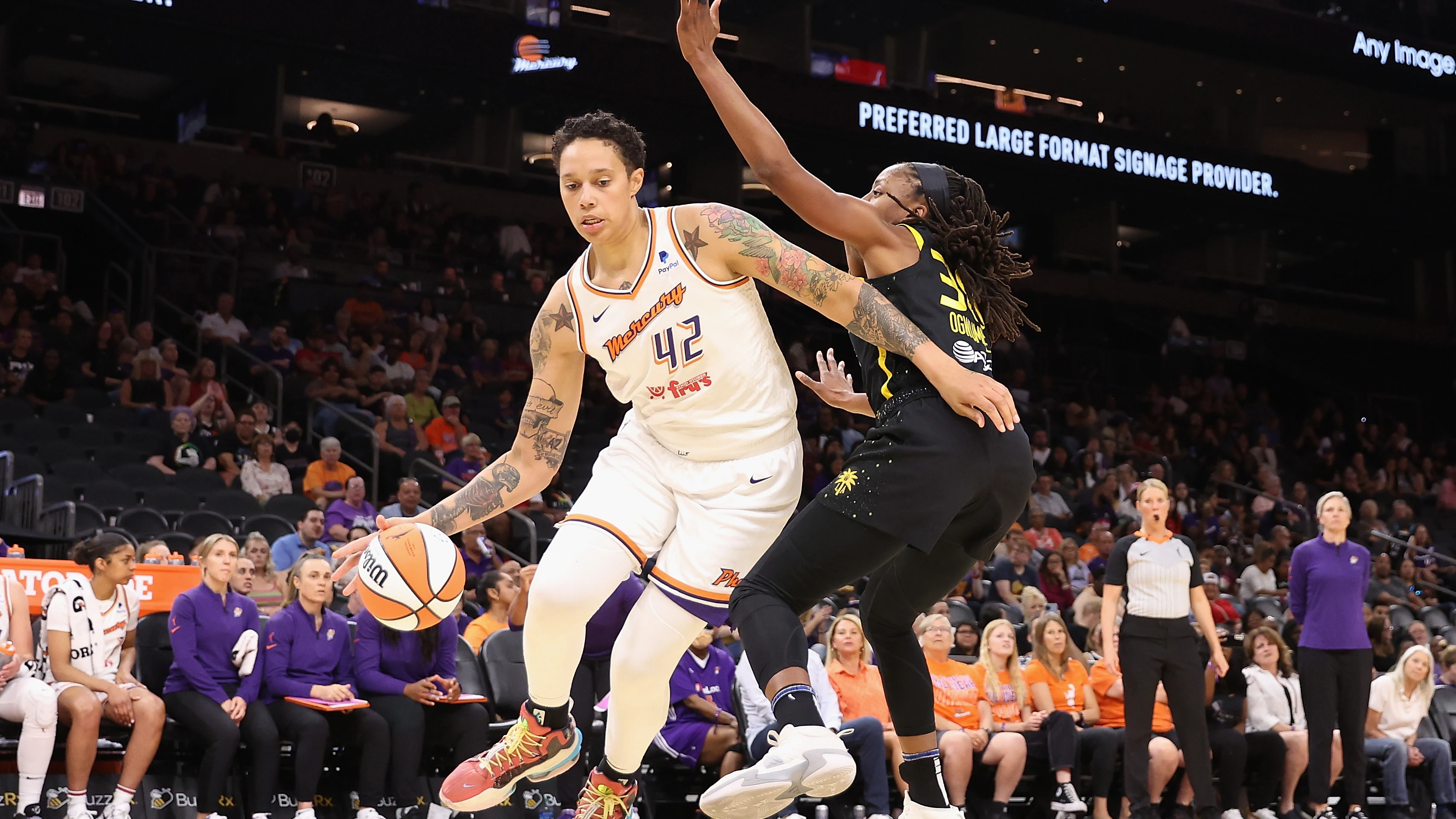 Brittney Griner en su reaparición tras 10 meses detenida en Rusia Brittney Griner en su reaparición tras 10 meses detenida en Rusia