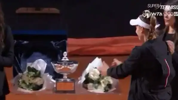 Rybakina pide a una azafata que le entregue el t&iacute;tulo de campeona