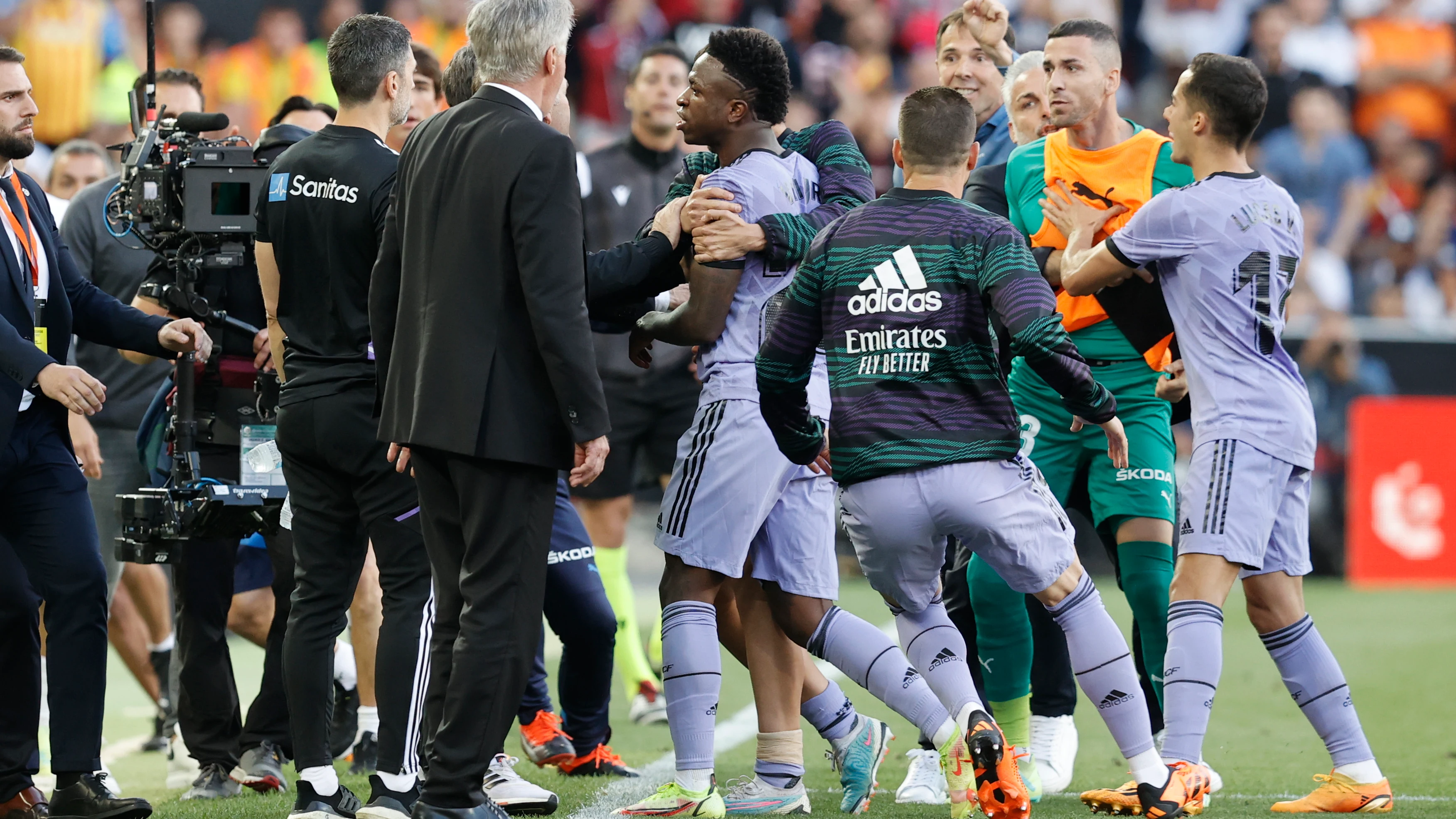 Vinicius se marcha a vestuarios enfadado tras ser expulsado en Mestalla Vinicius se marcha a vestuarios enfadado tras ser expulsado en Mestalla