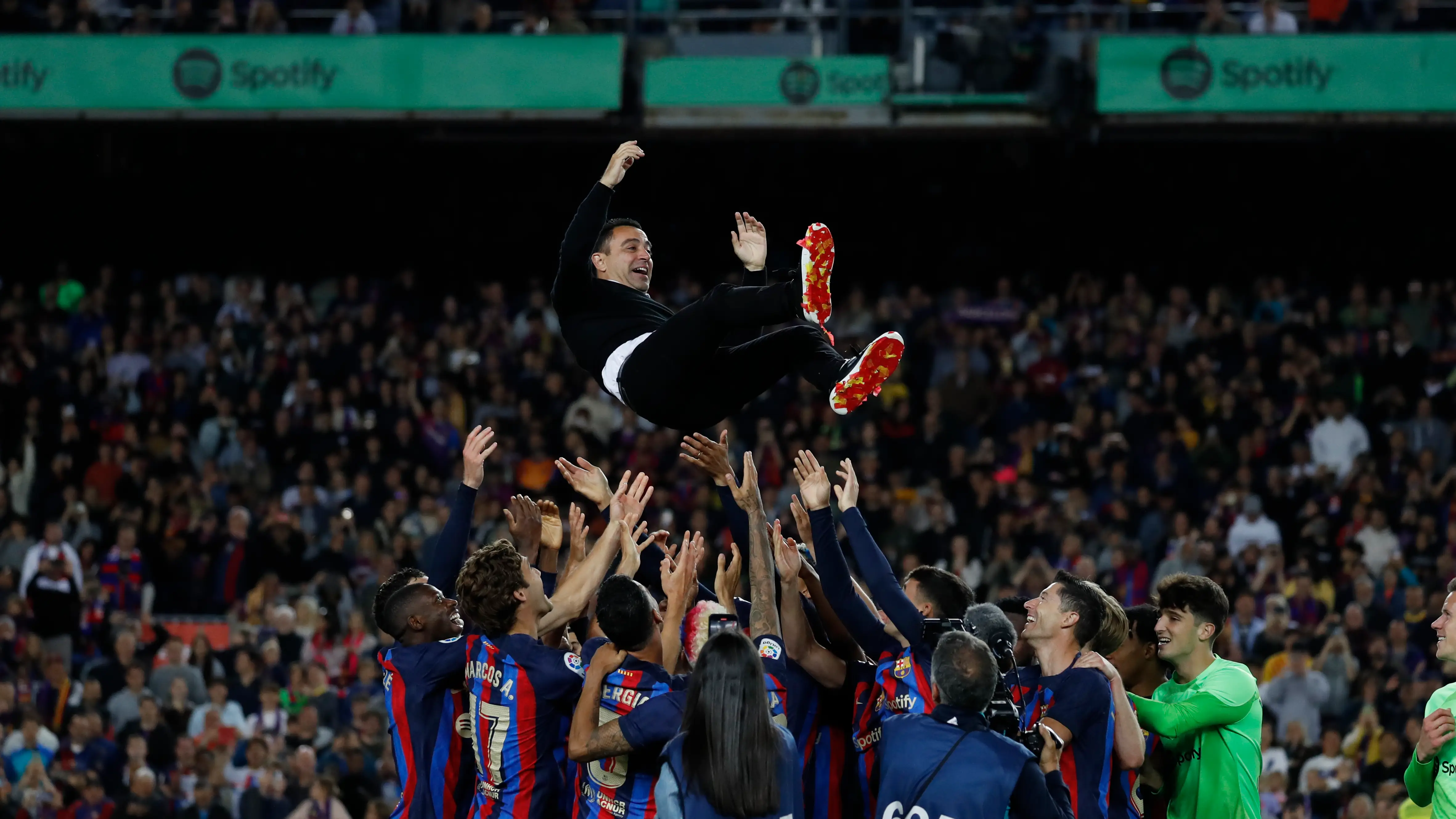 Xavi Hern&aacute;ndez es manteado por sus jugadores