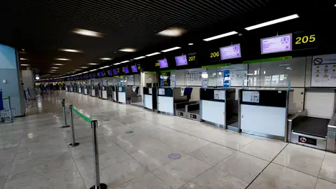 Mostradores de facturación de Air Europa en el aeropuerto de Barajas en Madrid Mostradores de facturación de Air Europa en el aeropuerto de Barajas en Madrid