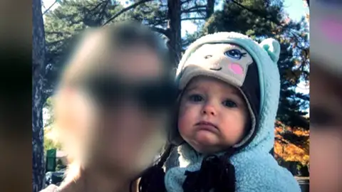 El padre de la menor secuestrada por su madre en Zaragoza: "Está claro que alguien la ha ayudado a huir" El padre de la menor secuestrada por su madre en Zaragoza: "Está claro que alguien la ha ayudado a huir"