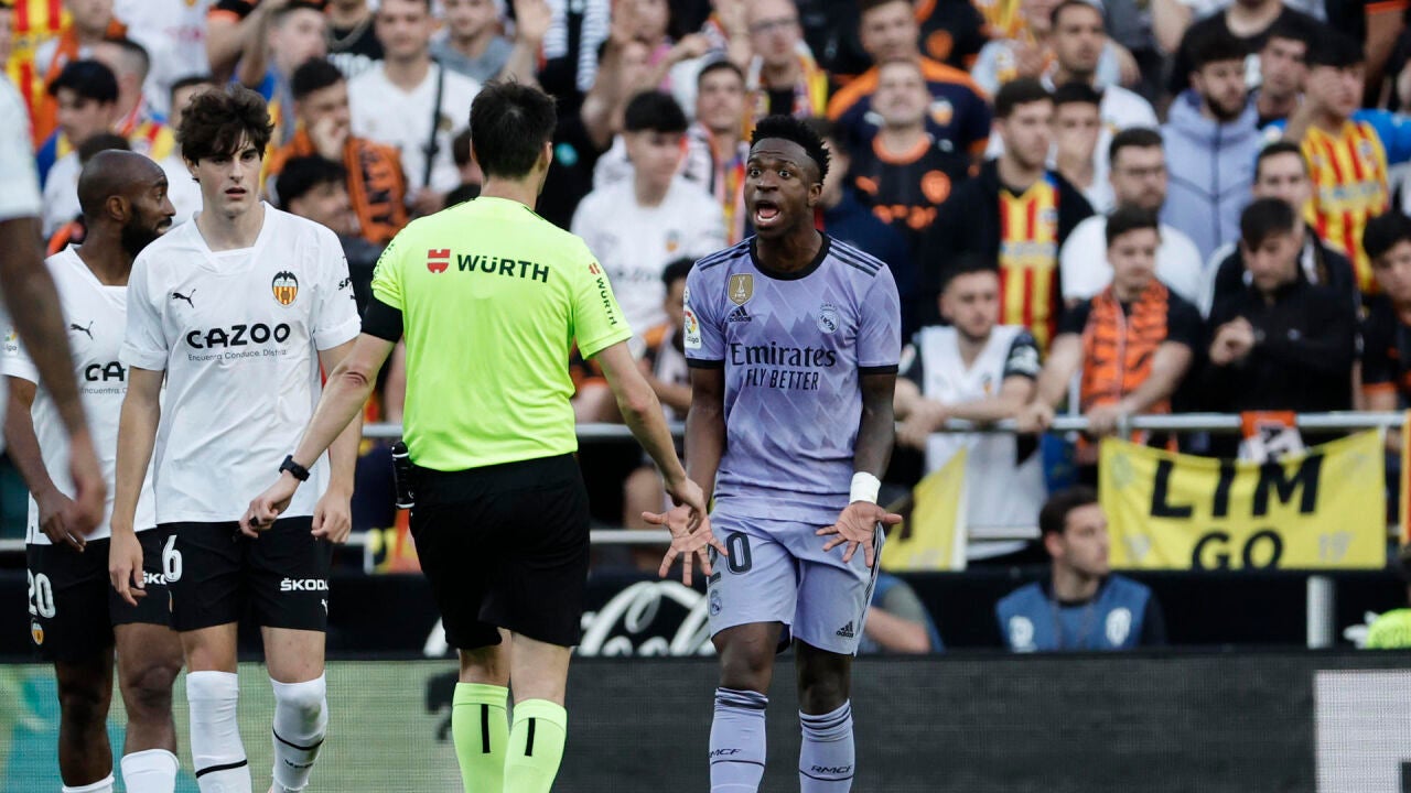 Competición sanciona al Valencia con el cierre parcial de Mestalla y ...