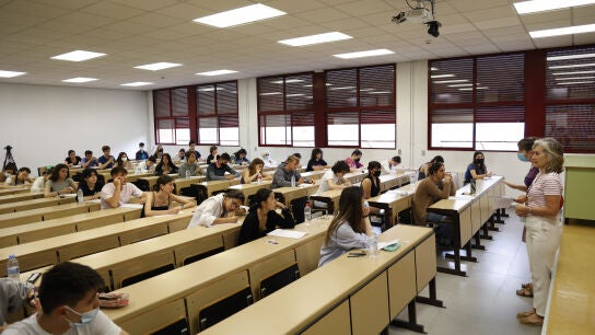 Estudiantes antes de comenzar las pruebas de acceso a la universidad 2022