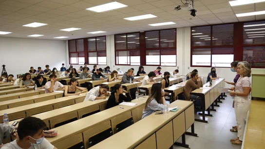 Estudiantes antes de comenzar las pruebas de acceso a la universidad 2022 Estudiantes antes de comenzar las pruebas de acceso a la universidad 2022