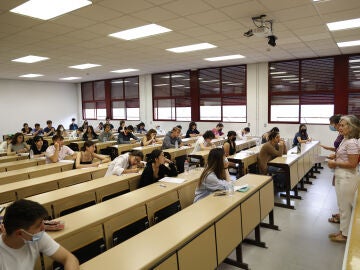 Estudiantes antes de comenzar las pruebas de acceso a la universidad 2022