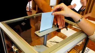 Urna con votos El estudio ha analizado características de los sistemas electorales que afectan al voto