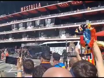 Imágenes inéditas: aficionados cantan "¡Vinícius, eres un mono!" en Mestalla