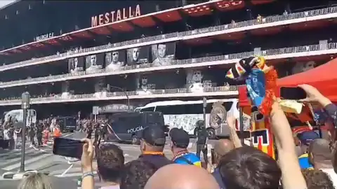 Imágenes inéditas: aficionados cantan "¡Vinícius, eres un mono!" en Mestalla Imágenes inéditas: aficionados cantan "¡Vinícius, eres un mono!" en Mestalla