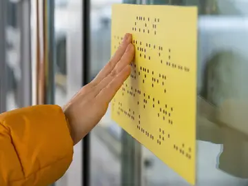 Leer un cartel en braille Leer un cartel en braille