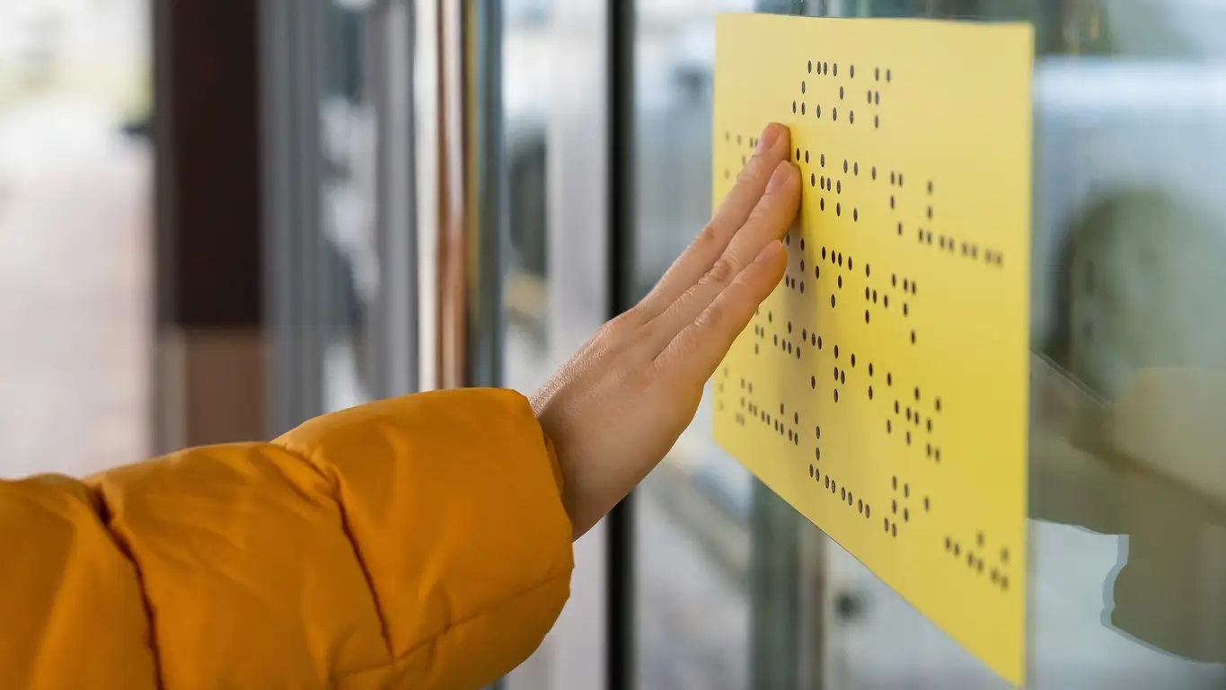 Leer un cartel en braille Leer un cartel en braille