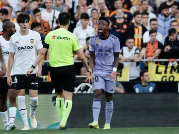 De Burgos Bengoetxea habla con Vinícius en Mestalla De Burgos Bengoetxea habla con Vinícius en Mestalla