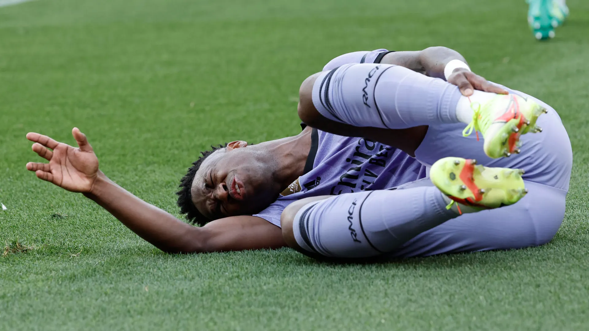 Vin&iacute;cius se duele sobre el c&eacute;sped de Mestalla