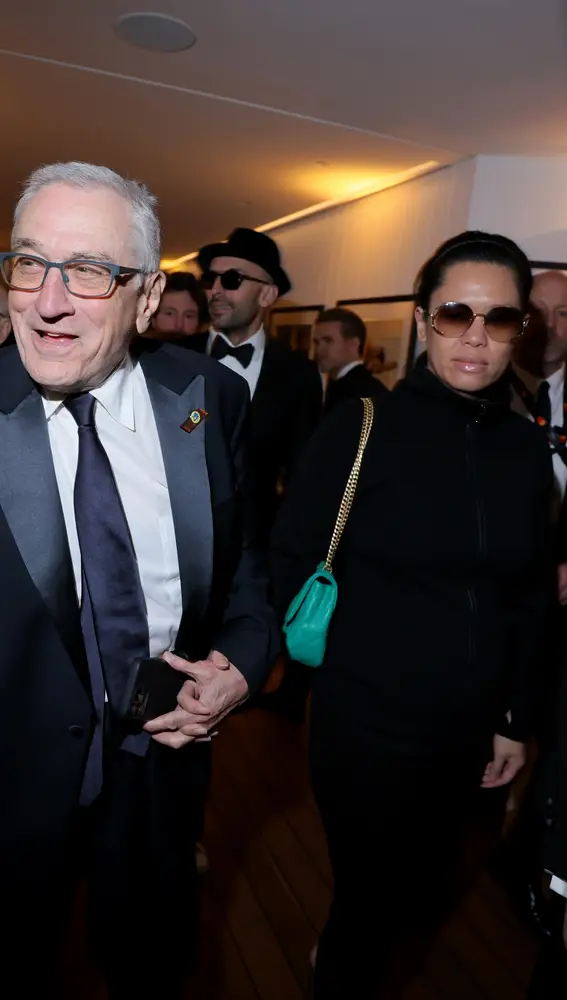 Robert De Niro cogido de la mano de su novia, Tiffany Chen, en el Festival de Cannes 2023
