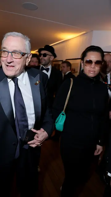 Robert De Niro cogido de la mano de su novia, Tiffany Chen, en el Festival de Cannes 2023 Robert De Niro cogido de la mano de su novia, Tiffany Chen, en el Festival de Cannes 2023