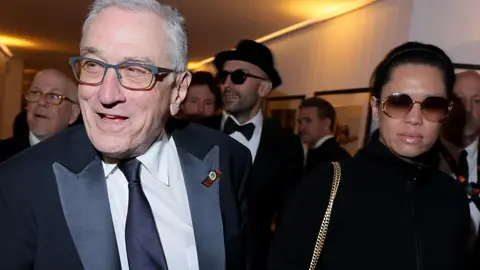Robert De Niro cogido de la mano de su novia, Tiffany Chen, en el Festival de Cannes 2023 Robert De Niro cogido de la mano de su novia, Tiffany Chen, en el Festival de Cannes 2023