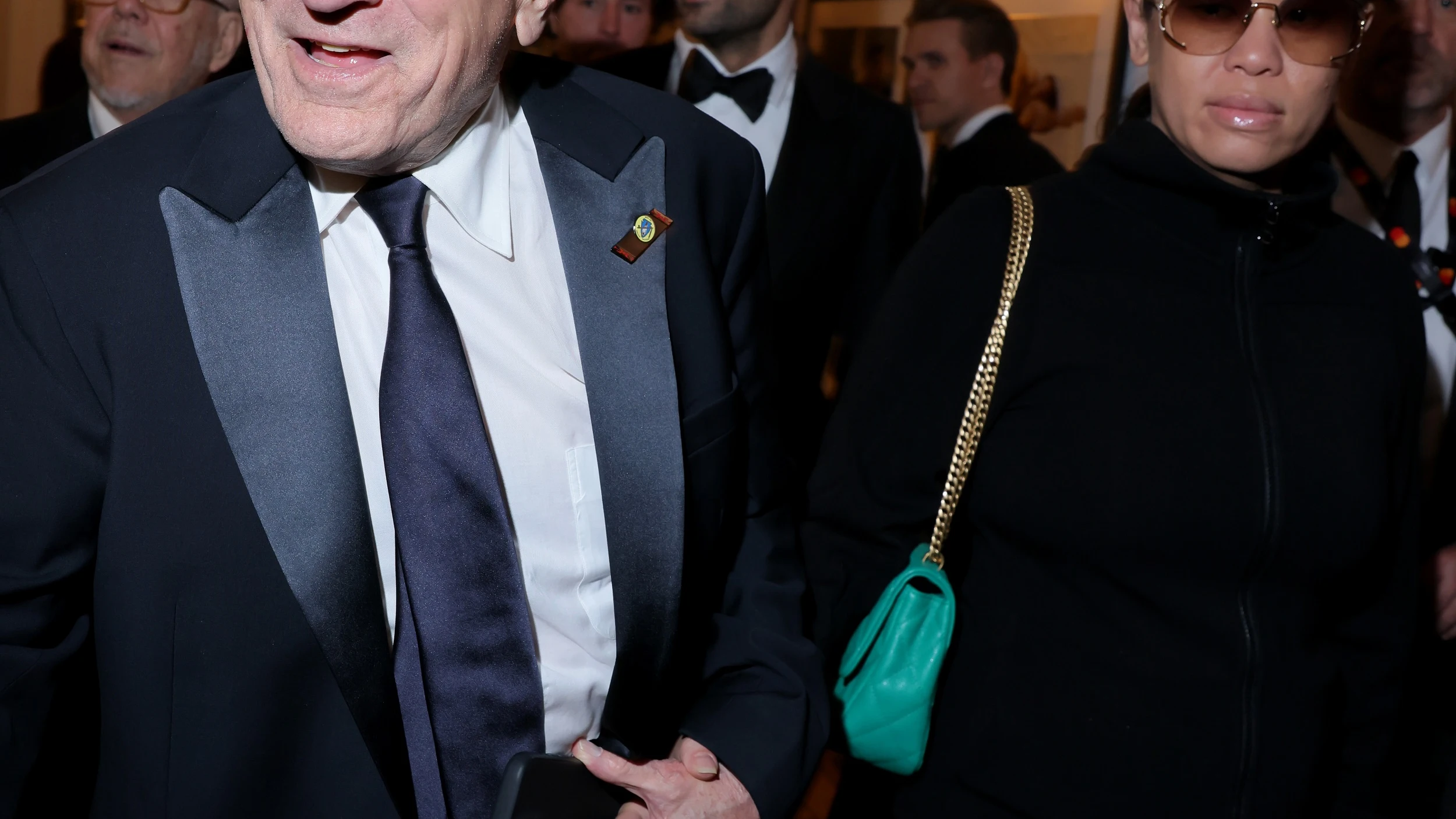 Robert De Niro cogido de la mano de su novia, Tiffany Chen, en el Festival de Cannes 2023