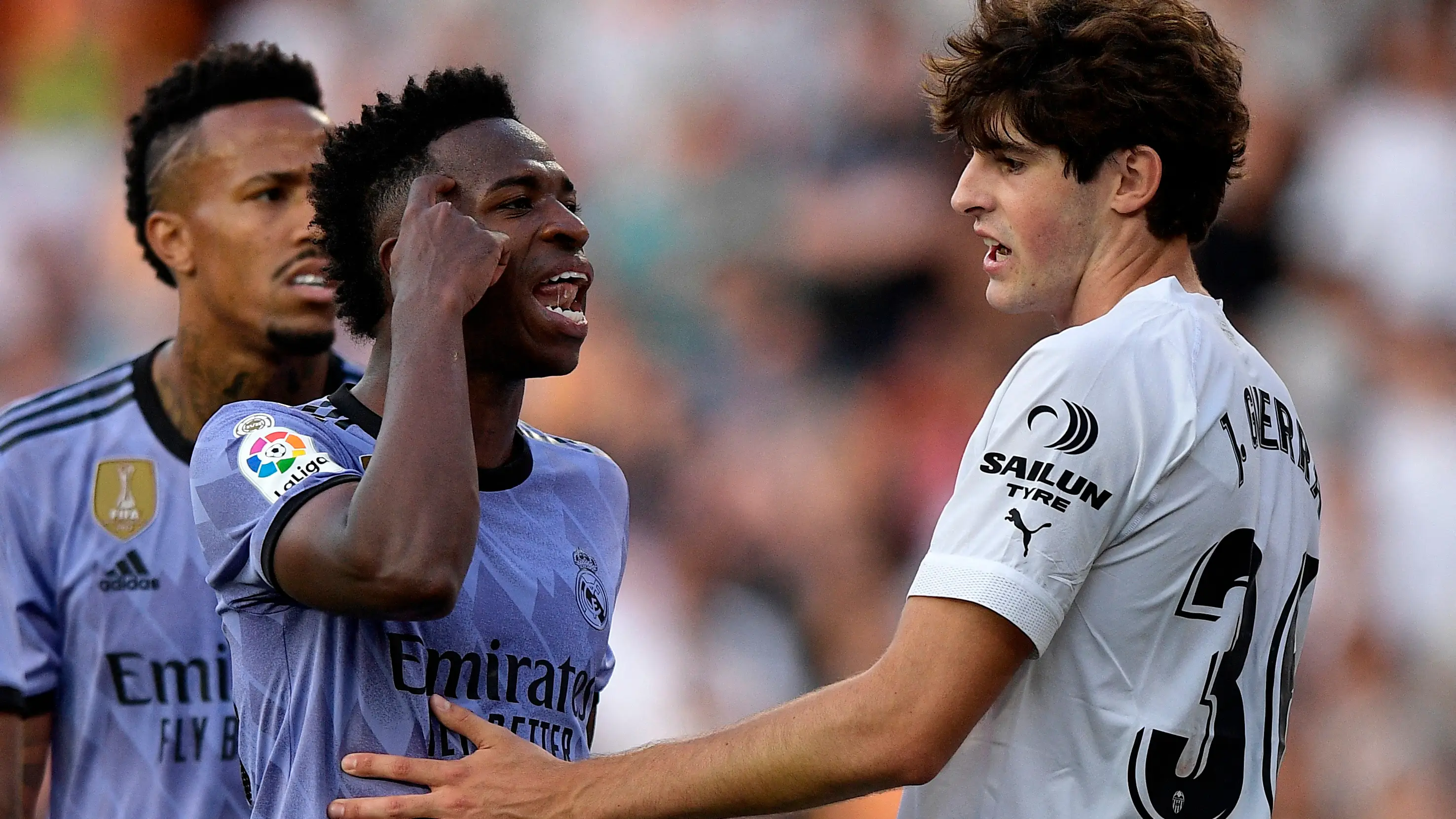 Vinícius se dirige a la grada de Mestalla Vinícius se dirige a la grada de Mestalla