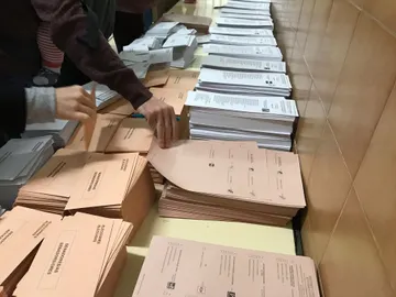Imagen de archivo de un colegio electoral con papeletas Imagen de archivo de un colegio electoral con papeletas