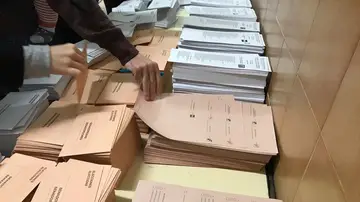 Imagen de archivo de un colegio electoral con papeletas