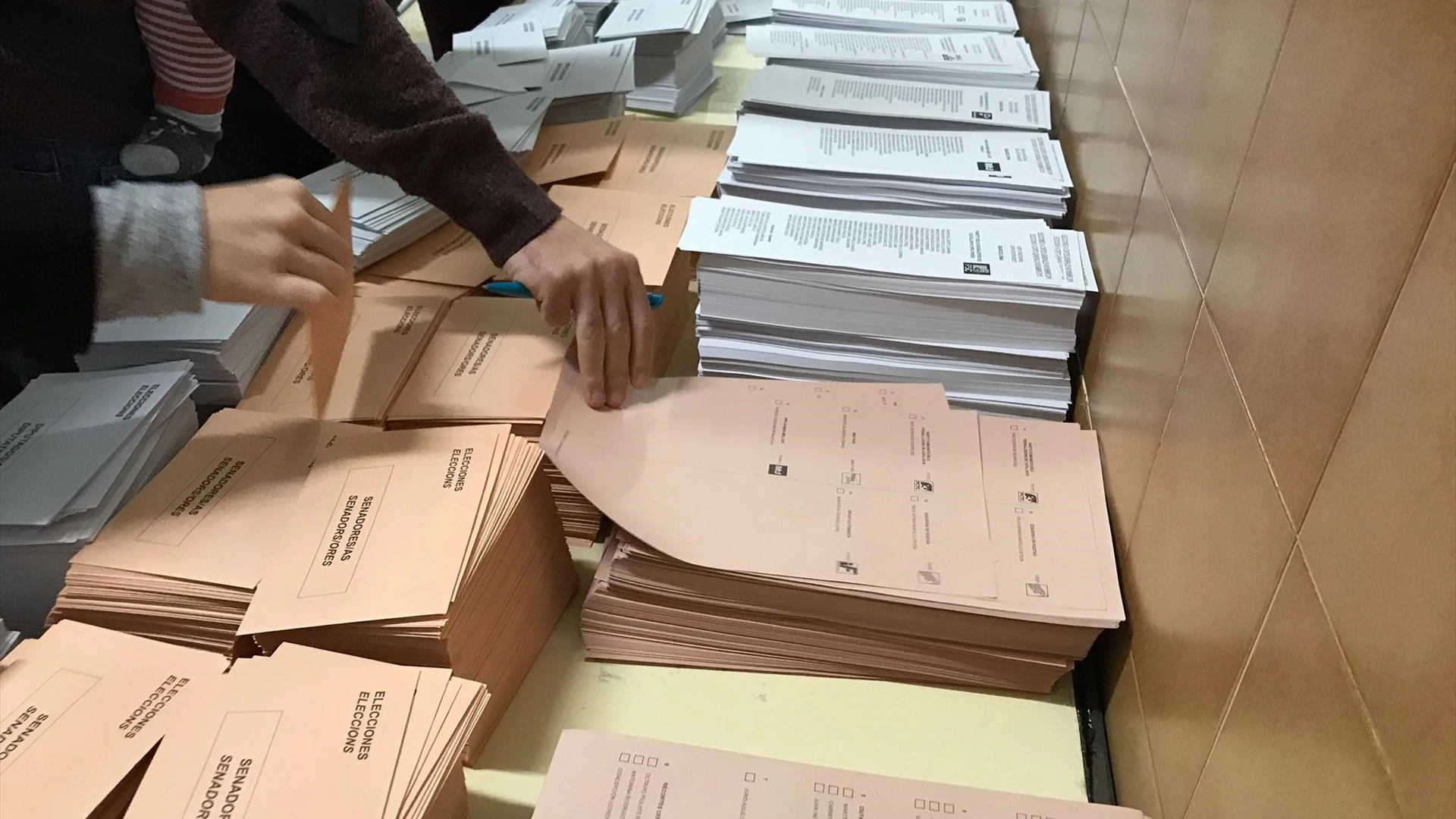 Imagen de archivo de un colegio electoral con papeletas